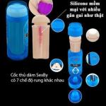 Cốc thủ dâm nam SexBy hình lon bia có rung, âm đạo giả cầm tay với 7 chế độ rung theo thông tin nhà bán hàng, thiết kế màu xanh, chất liệu silicone và ABS, dùng pin AAA, phù hợp nhu cầu sử dụng cá nhân riêng tư