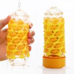 Cốc thủ dâm TENGA ARTE Weave họa tiết đan xen đàn hồi, thiết kế nhỏ gọn 135 mm, kết hợp lớp Elastomer mềm và lõi có độ chắc, cho phép điều chỉnh lực cầm để thay đổi cảm giác, có thể lộn mặt trong để vệ sinh